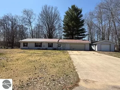559 Gitchegumee Dr, Buckley, MI 49620