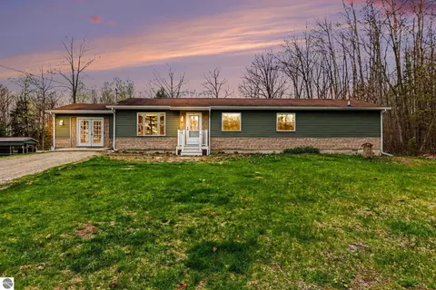 1015 Shaw Rd, Gladwin, MI 48624