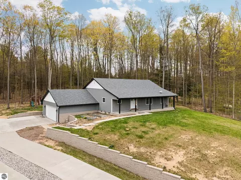 4214 Antioch Dr, Mesick, MI 49668