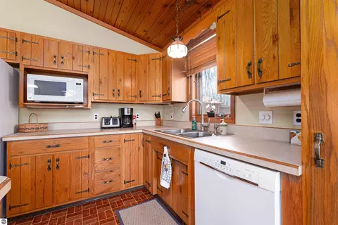 Kitchen - 1541 Maple Point Rd, Beaverton, MI 48612 photo 3 of 3