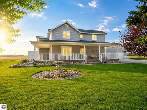 10989 E Pleasant Valley Rd, Shepherd, MI 48883