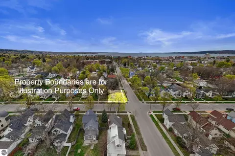 302 W Tenth St, Traverse City, MI 49684
