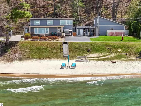 7878 Peninsula Dr, Traverse City, MI 49686