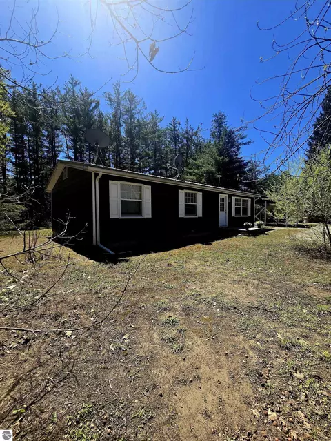 10061 W Cadillac Rd, Cadillac, MI 49601