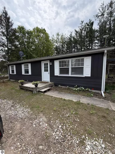10061 W Cadillac Rd, Cadillac, MI 49601