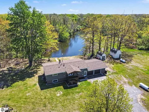 4381 W Pine River Rd, Saint Louis, MI 48880