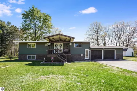 4381 W Pine River Rd, Saint Louis, MI 48880