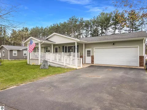 1150 N Carriage Hl, Traverse City, MI 49686