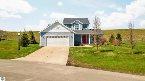 7031 Applewood Dr, Charlevoix, MI 49720