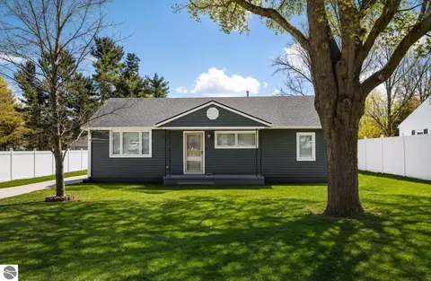 12817 S Sylvia St, Traverse City, MI 49684