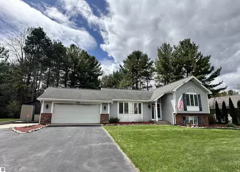 3601 Southridge Ct, Traverse City, MI 49684