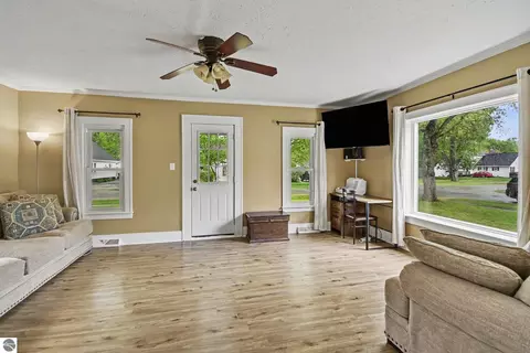 Living - 601 N Arcade St, Gladwin, MI 48624 photo 1 of 2