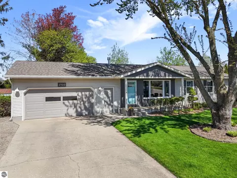 2900 Victoria Dr, Traverse City, MI 49684
