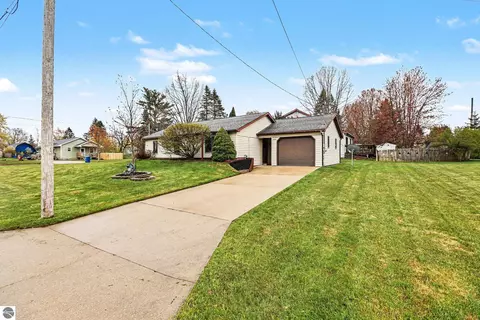1401 Cummer St, Cadillac, MI 49601