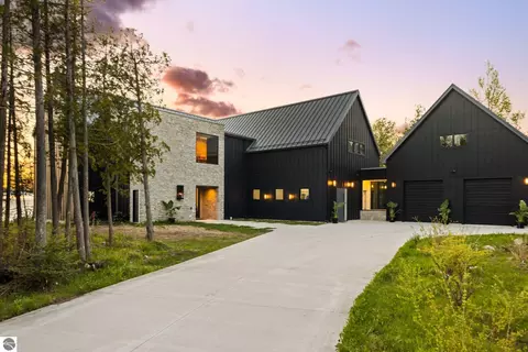 9371 N Onominese Trl, Northport, MI 49670
