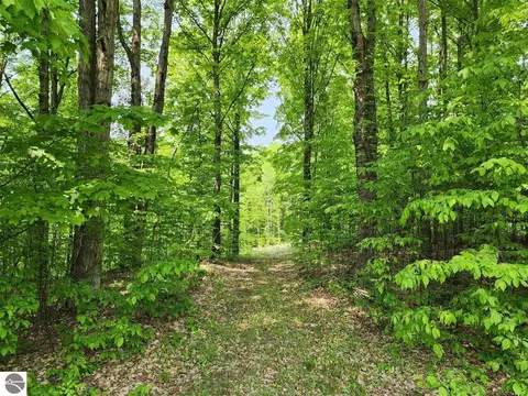 V/l Ravens Roost, Traverse City, MI 49684