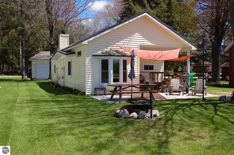 109 Brandy Dr, Cadillac, MI 49601