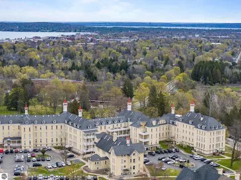 830 Cottageview Dr #403, Traverse City, MI 49684