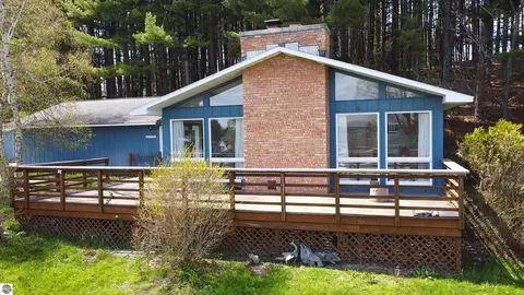 11892 Cabin Ln, Rapid City, MI 49676