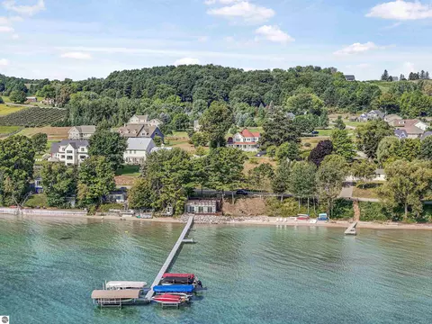15393 Old Bluff Trl, Traverse City, MI 49686