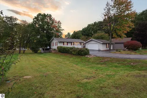 1132 Clubhouse Dr, Lake Isabella, MI 48893