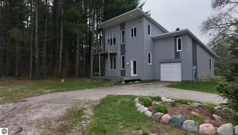 6215 S Garfield Rd S, Kingsley, MI 49649