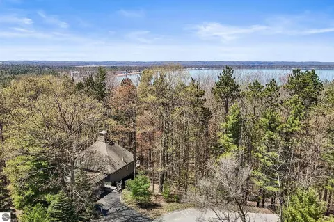 2837 Holiday Pnes, Traverse City, MI 49686