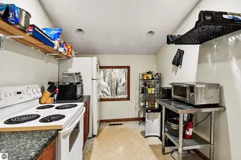 Kitchen - 20 E Remus Rd, Mount Pleasant, MI 48858 photo 3 of 4