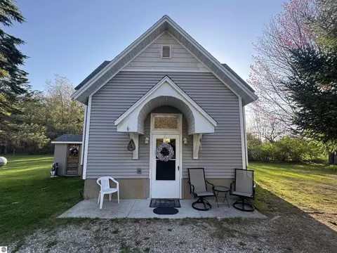1012 S 35 Rd, Cadillac, MI 49601