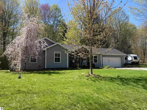 8600 Bent Pine Dr, Lake Ann, MI 49650