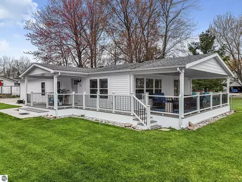 105 Bass Ct, Cadillac, MI 49601
