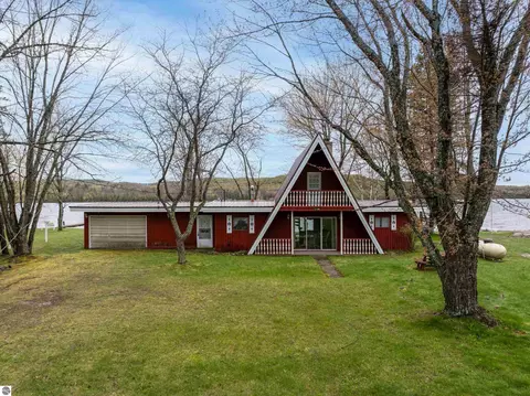 2100 Walleye Ln, Bellaire, MI 49615
