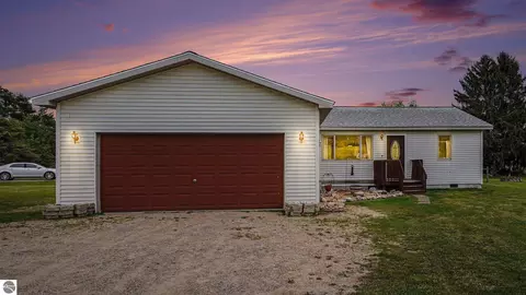 1001 Isabella Vista Dr, Lake Isabella, MI 48893
