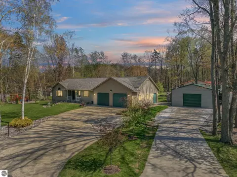 6304 Avon Ln, Cadillac, MI 49601