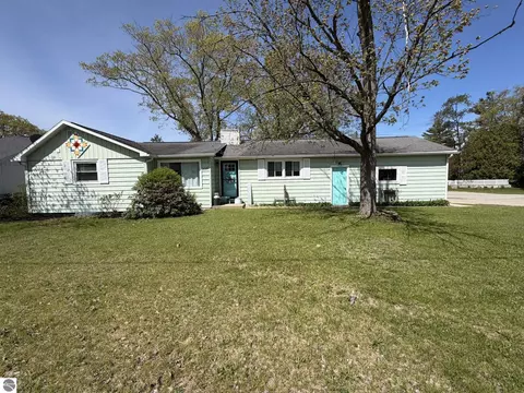 722 S Lakeshore Dr, Lake City, MI 49651