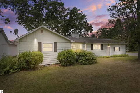 722 S Lakeshore Dr, Lake City, MI 49651