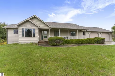 10122 Skiver Rd, Traverse City, MI 49685