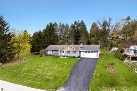 8129 Bel Cherrie Dr, Traverse City, MI 49686