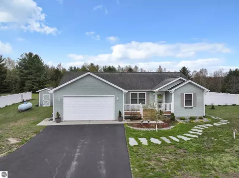 8576 King Arthurs Ct, Kingsley, MI 49649