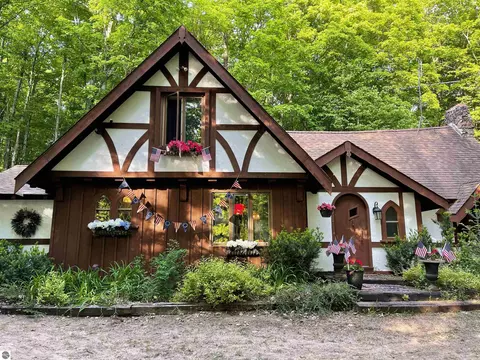 984 Cedar River Dr, Bellaire, MI 49615