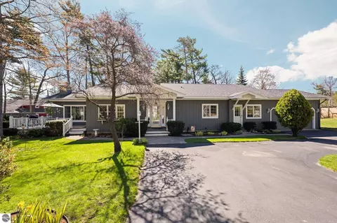 702 Ahgosa Trl, Traverse City, MI 49686