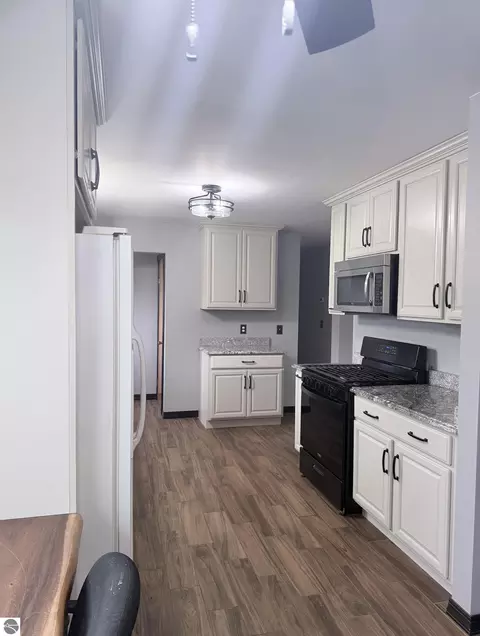 Kitchen - 965 E Remus Rd, Mount Pleasant, MI 48858 photo 2 of 2