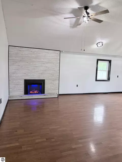 Living - 965 E Remus Rd, Mount Pleasant, MI 48858 photo 2 of 3