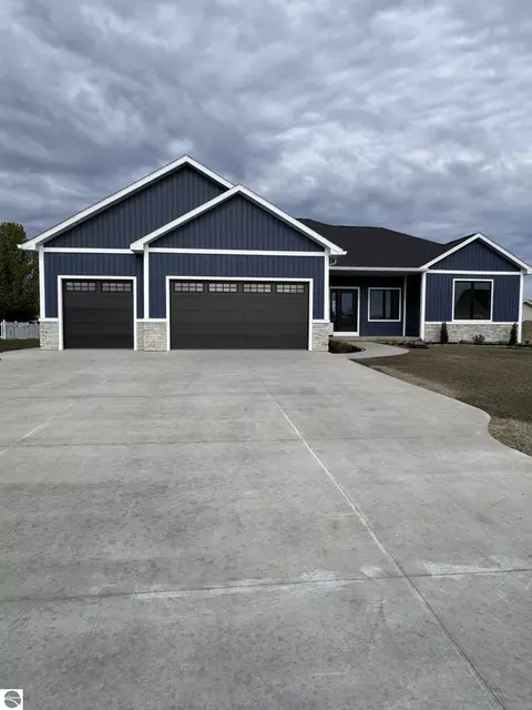 2816 W Crossroads Dr, Bay City, MI 48706