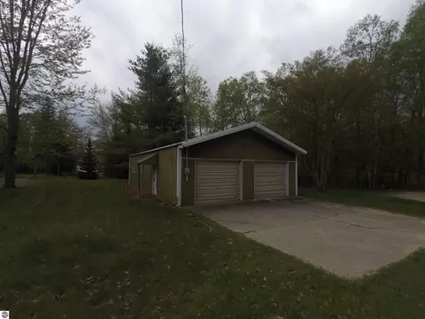 137 Henderson Pl, Cadillac, MI 49601