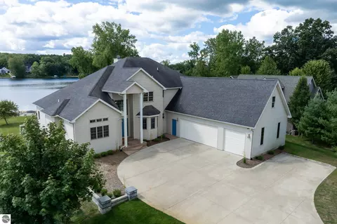 1107 Bundy Dr, Lake Isabella, MI 48893