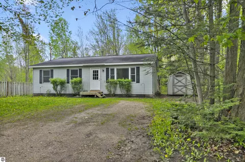 142 Fern Ave, Cadillac, MI 49601