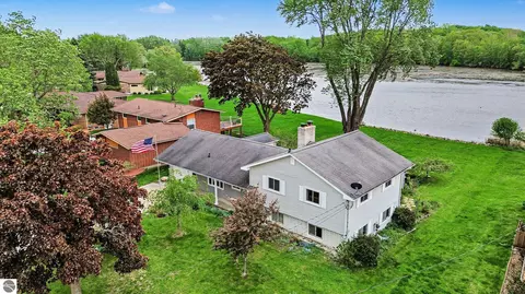 937 Riverview Dr, Alma, MI 48801