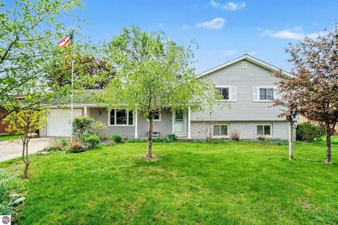 937 Riverview Dr, Alma, MI 48801
