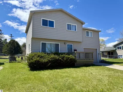 411 Ottawa Dr, Oscoda, MI 48750